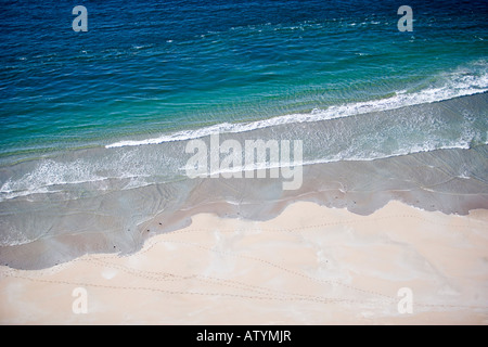 Ansicht des Strandes mit Spuren im Sand überqueren Stockfoto