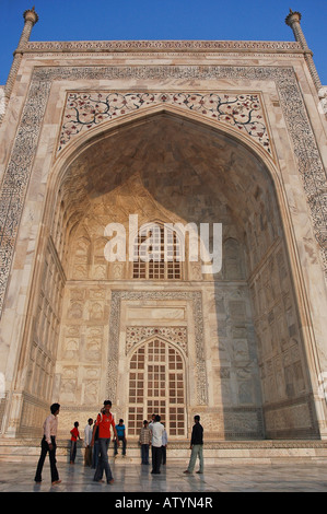 Vertikale Nahaufnahme von einer Außenseite Evelation des Taj Mahal mit der Sonne auf die kunstvoll geschnitzten Marmor Stockfoto