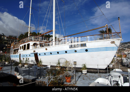 Ex-Beatles Yacht, "Landstreicher", das ist jetzt ein Restaurant im Hafen von Funchal, Madeira Stockfoto