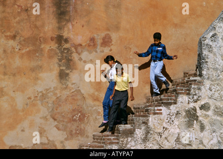 Drei junge Dominikaner absteigend Treppe auf die koloniale Wand in der Zona Colonial von Santo Domingo Dominikanische Republik Stockfoto