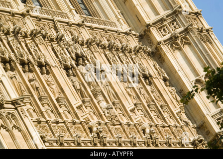 Horizontale Nahaufnahme von detaillierte Steinmetzarbeiten an der Außenseite der Houses of Parliament im Sonnenschein Stockfoto