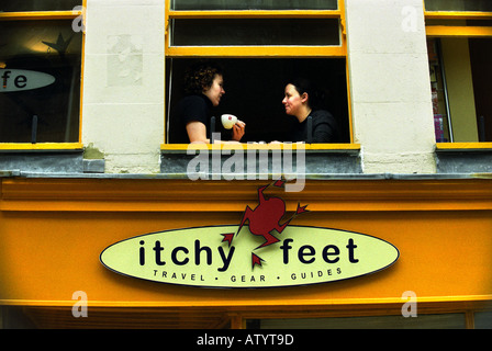 DIE JUCKENDE FÜßE TRAVEL SHOP UND CAFE IN BARTLETT STREET BAD UK Stockfoto