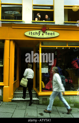 DIE JUCKENDE FÜßE TRAVEL SHOP UND CAFE IN BARTLETT STREET BAD UK Stockfoto