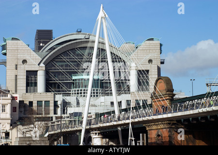 Hungerford Bridge und Charing Cross Railway Station, London Stockfoto