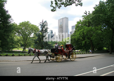 Eine Familie Fahrt in einer Pferdekutsche Carrisge durch Central Park in New York. Stockfoto