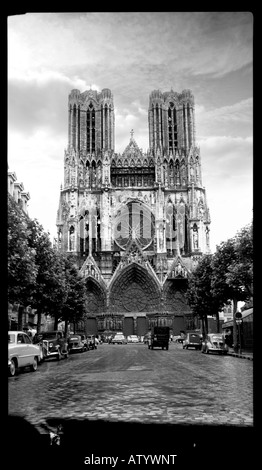 Fassade von Notre-Dame de Reims, auch bekannt als die Kathedrale von Reims in der Champagne Bezirk von Frankreich, ca. 1952 Stockfoto