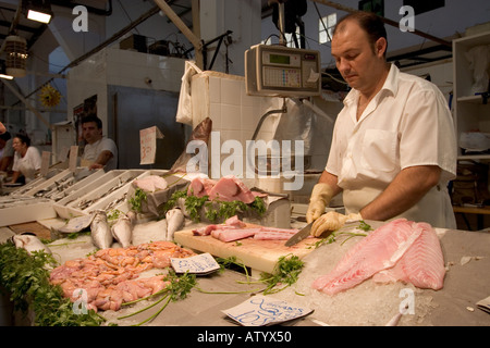 Zubereitung frischer Fisch der Markt Sanlucar de Barrameda Cadiz Spanien Stockfoto