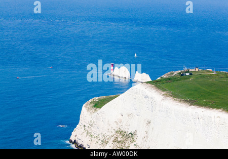 Luftaufnahme von Nadeln Leuchtturm Felsen und Klippen, westlichen Ende der Isle Of Wight. VEREINIGTES KÖNIGREICH. Stockfoto