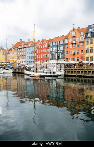 Nyhavn oder neuen Hafen, gebaut im Jahre 1673 in Kopenhagen. Auf ein heißer Frühling Feiertag mit vielen Menschen, die einen Drink genommen Stockfoto