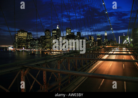 Langzeitbelichtung Bild der Brooklyn Bridge in New York bei Sonnenuntergang. Stockfoto