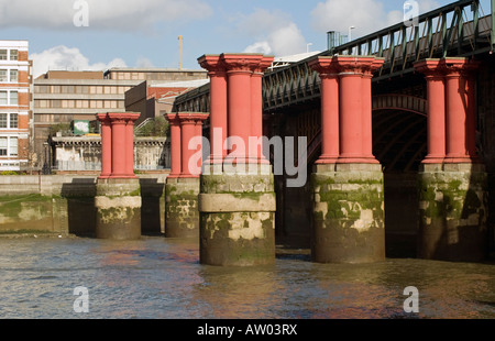 Die rote Eisensäulen, die einmal die London, Chatham & Dover Railway in Blackfriars London unterstützt Stockfoto