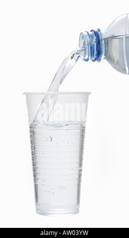 Wasser in eine Tasse gegossen Stockfoto