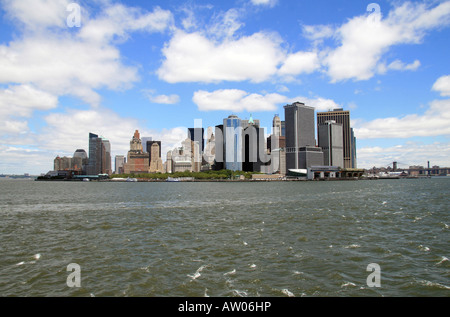 Senken Sie Manhattan aus Ellis Island Ferry in New York gesehen. Stockfoto
