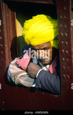 Indien Rajasthan Udaipur Transport Leute Turbanned männlichen Passagier Zug aus Stockfoto