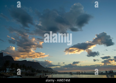 Camps Bay Strand bei Sonnenuntergang in der Nähe von Cape Town, South Africa Stockfoto