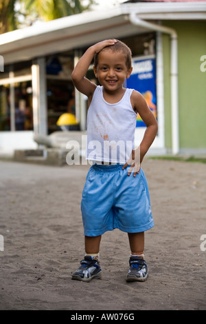 Ein kleiner Junge im Dorf Tortuguero Stockfoto