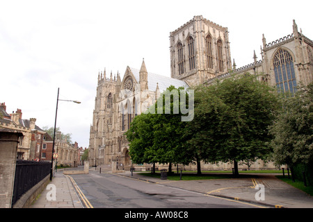 Südlichen Aspekt des York Minster von Deangate früh morgens mit zarten Sonnenlicht und menschenleeren Straßen Stockfoto