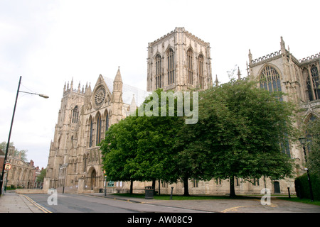 Südlichen Aspekt des York Minster von Deangate früh morgens mit zarten Sonnenlicht und menschenleeren Straßen Stockfoto