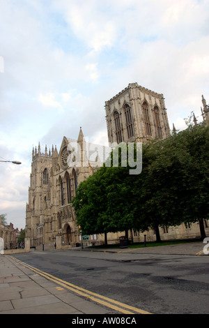 Südlichen Aspekt des York Minster von Deangate früh morgens mit zarten Sonnenlicht und menschenleeren Straßen Stockfoto