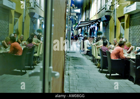 Menschen Sie Perpignan Frankreich Essen auf der Terrasse im "Französischen Restaurant" in der Old Town Center bei Nacht Stockfoto