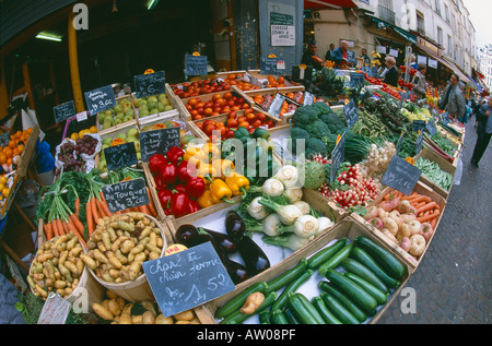 Gemüse zum Verkauf an einen Markt an der Rue Mouffetard Rive Gauche Paris Frankreich Stockfoto
