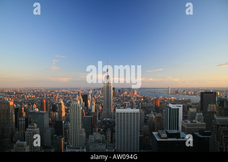 Das Empire State Building und der Innenstadt von New York bei Sonnenuntergang. Stockfoto
