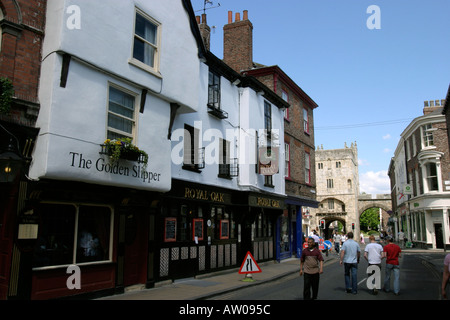 Die goldenen Slipper Royal Oak Gaststätten im ältesten York Monk Bar im Hintergrund Stockfoto