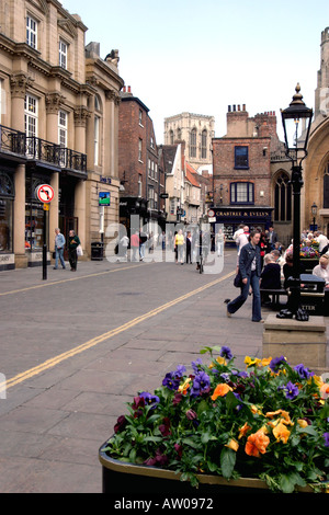 Blick von St Helens Square bis Stonegate in Richtung York Minster Stockfoto