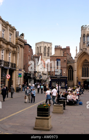 St Helens Square in York in Richtung Stonegate Stockfoto