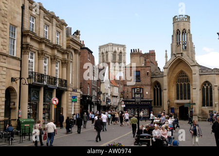 St Helens Square in York in Richtung Stonegate Stockfoto