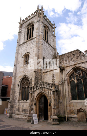 Turm und Haupteingang der Kirche von St. Martin le Grand aus Coney Street York Stockfoto