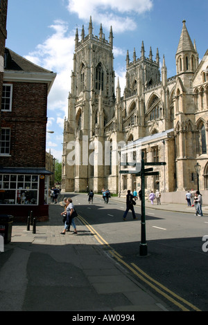 Südlichen Aspekt des York Minster aus Münster zu Fuß hell sonnig mit ein paar Menschen blauen Himmel Stockfoto