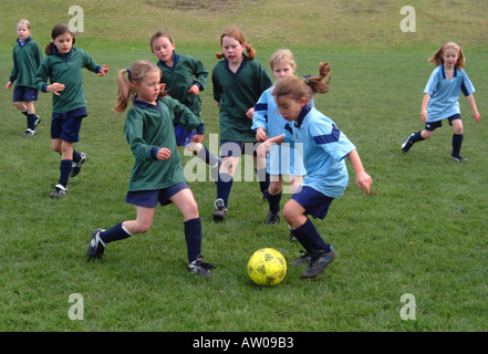 Zwei Mädchen aus der Grundschule spielen Fußball auf einem öffentlichen Sportplatz in Hobart, Tasmanien Stockfoto