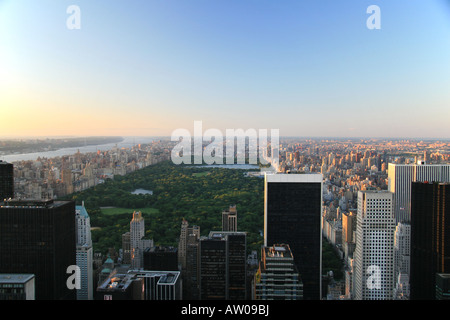 Ein Sonnenuntergang in Upper Manhattan und den Central Park vom Dach des Rockefeller Center, New York. Stockfoto