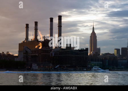 Kraftwerk an der Küste von Manhattan vom East River und 14th Street, mit Empire State Building im Hintergrund.  New York, NY, Vereinigte Staaten Stockfoto