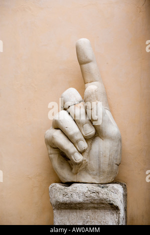 Reste der Statue des Kaisers Constantine II am Hof des Palazzo dei Conservatori, Capitoline Museum. Rom. Latium, Italien Stockfoto