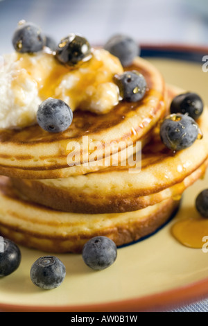 Leckere Heidelbeer-Pfannkuchen mit Honig Stockfoto