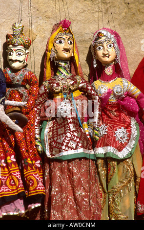 Indien Rajasthan Jaisalmer Puppen zum Verkauf an Wal hängen Stockfoto