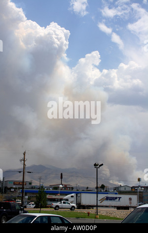 Dichter Rauch steigt aus einem nahe gelegenen Wildfire außerhalb Winnemucca, Nevada am 7. Juli 2007. Stockfoto