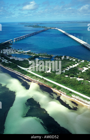 Florida Keys sieben Meile Brücke Aerial grünes Wasser blauer Himmel Hintergrund ikonischen Florida Keys landschaftlichen Freiraum für Typ layout Stockfoto