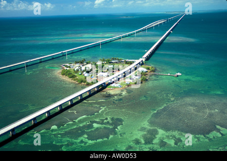 Florida Keys sieben Meile Brücke Aerial grünes Wasser blauer Himmel Hintergrund ikonischen Florida Keys landschaftlichen Freiraum für Typ layout Stockfoto