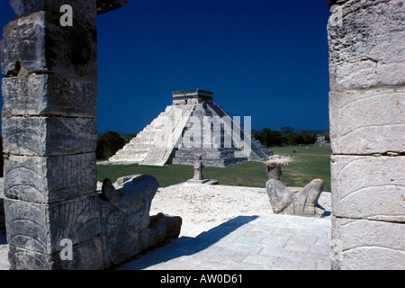 Chichen Itza Pyramide El Castillo Kukulcan Schlange Statue auf Tempel der Krieger Mexiko Mx Yucatan Halbinsel Stockfoto