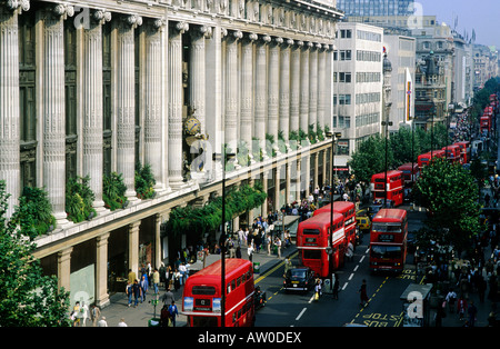 Oxford Street Red Busse Selfridges London West End Kaufhaus einkaufen Shop Shopper England UK bus Stockfoto