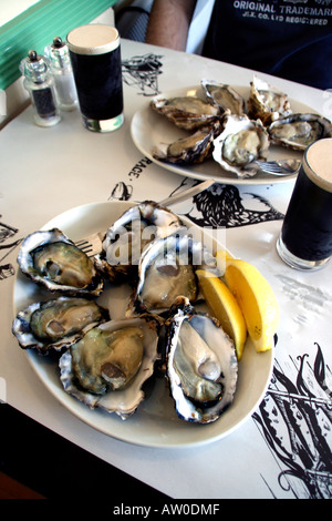 Ein Teller mit Austern und ein Glas Guinness bei Butley Orford Oysterage in Orford Suffolk UK Stockfoto