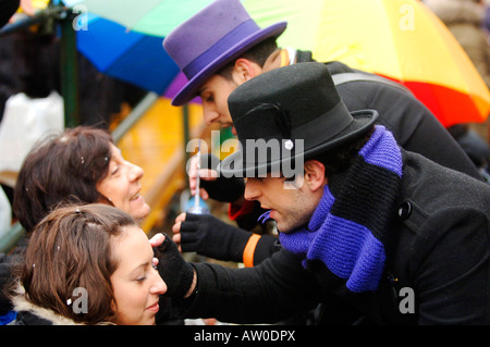 Gesicht Maler Aufdrängend ihr Handwerk an die Teilnehmer der Karneval von Venedig in Venedig Italien 2008 Stockfoto