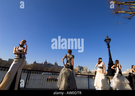 Fashion-Modelle führen auf Southbank in London Fashion Woche London Vereinigtes Königreich Stockfoto