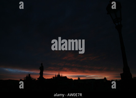 Sonnenuntergang über der Prager Burg von der Karlsbrücke entfernt gesehen. Stockfoto