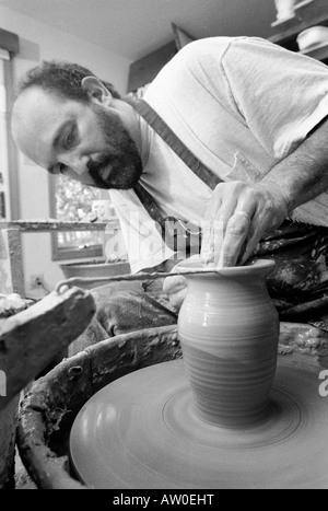 Ein Töpfer arbeitet Keramik Töpfe in seinem Atelier in der Nähe von perfekte Duplikate eines seiner Entwürfe produzieren zu werfen. Verglasungen werden folgen. Stockfoto