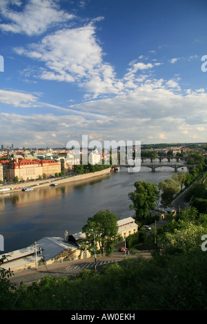 Blick über die Moldau in Richtung Prag, Tschechische Republik. Stockfoto