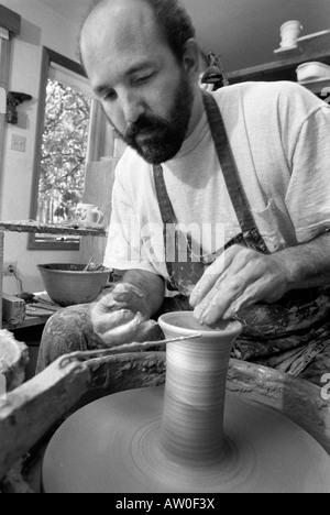 Ein Töpfer arbeitet Keramik Töpfe in seinem Atelier in der Nähe von perfekte Duplikate eines seiner Entwürfe produzieren zu werfen. Verglasungen werden folgen. Stockfoto